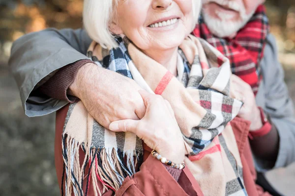 Pěkný starší žena držící manželé ruku — Stock fotografie