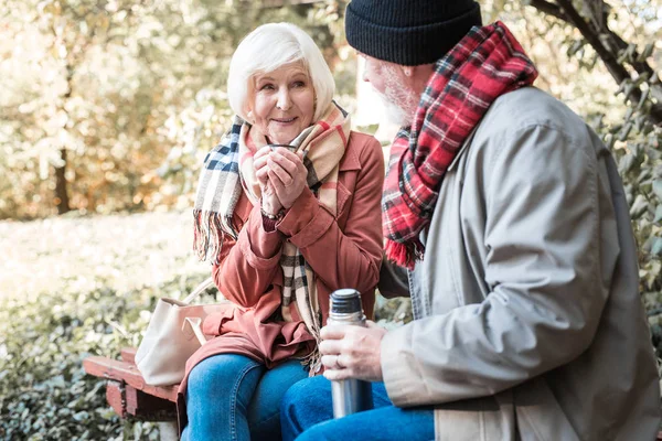 Freudige schöne Frau hält eine Tasse mit heißem Tee — Stockfoto