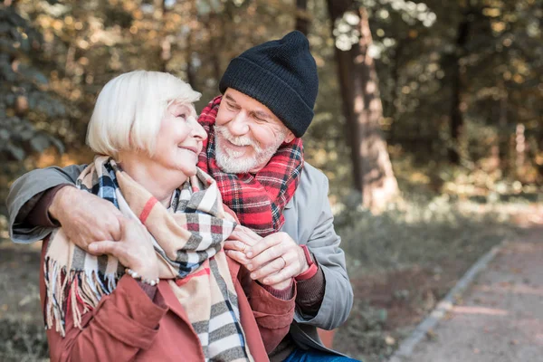 Sympatyczna para szczęśliwy, ciesząc się ich daty w parku — Zdjęcie stockowe