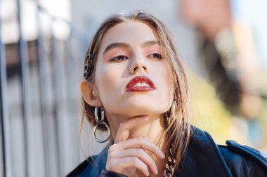 Kapak için poz neşeli hissediyorum son derece güzel fotoğraf modeli