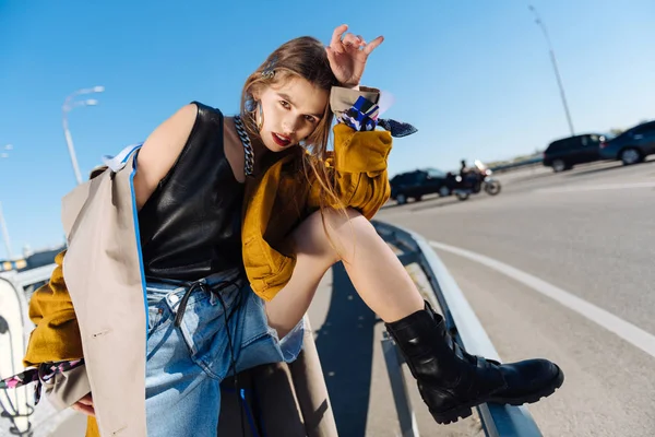 Famoso modelo con botas de cuero negro posando fuera —  Fotos de Stock