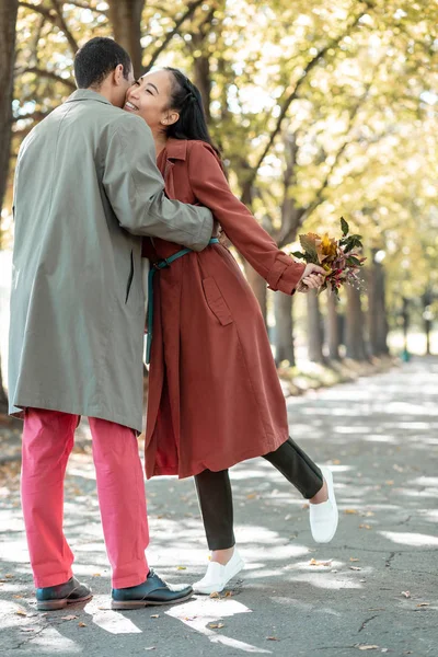 Glad ung kvinna omfamnar hennes stiliga vän — Stockfoto