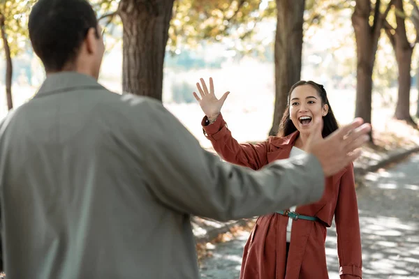 Joyful Asiatisk tonåring visar hennes äkta glädje — Stockfoto