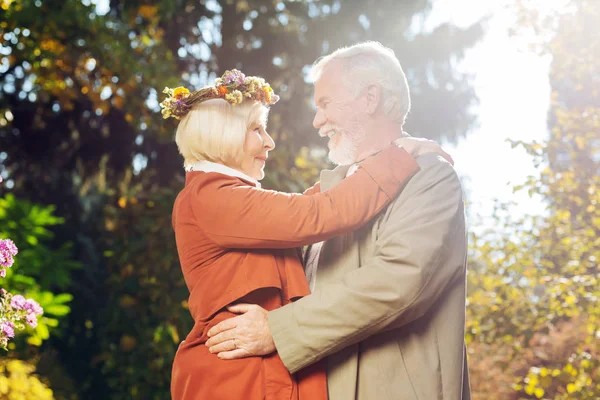 Bonita pareja mayor enamorada la una de la otra — Foto de Stock