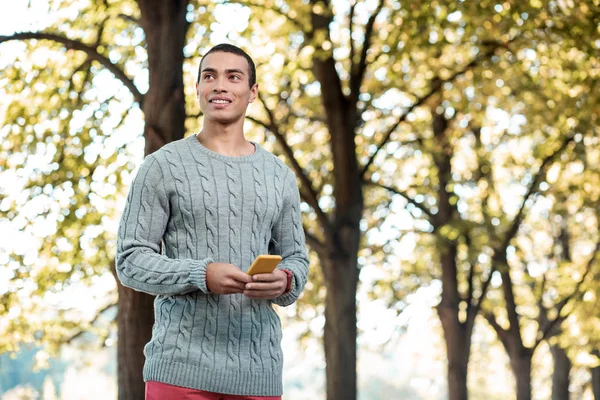 Homme international rêveur marchant dans le parc — Photo