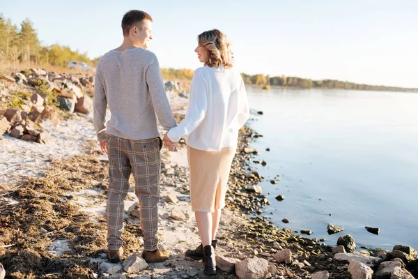 Pareja joven caminando cerca del río en tiempo soleado — Foto de Stock