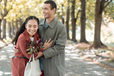 O eğleniyor uzun saçlı erkek pozitif memnun