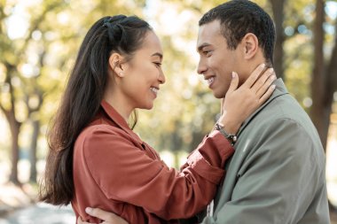 Onun yakışıklı çocuk kucaklayan güzel seven kız