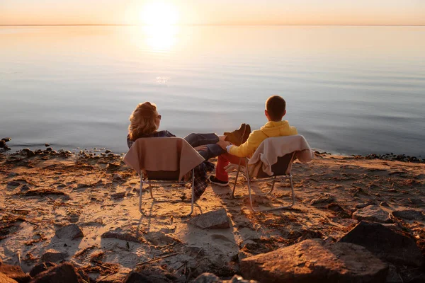 Romantiska par sitter på stolar på stranden — Stockfoto