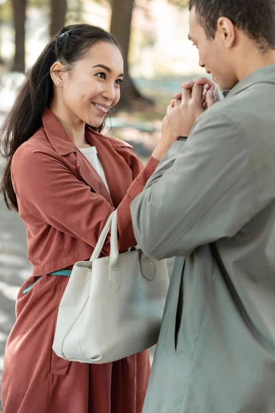 Charmiga asiatisk tjej tittar på hennes partner — Stockfoto