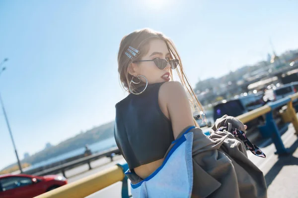Elegante blogger de moda con hombro abierto top de cuero —  Fotos de Stock