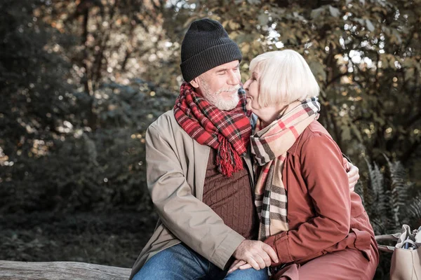 Позитивные милые пожилые люди смотрят друг на друга — стоковое фото