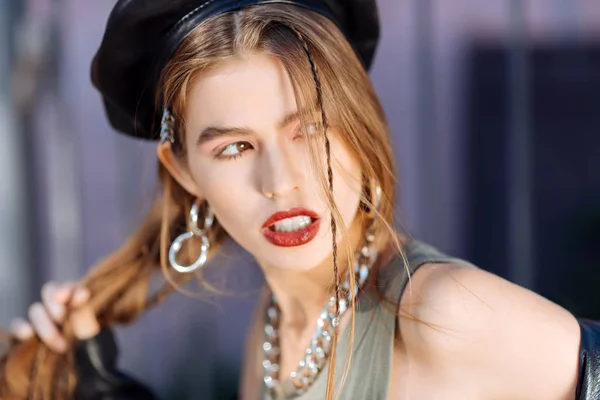 Närbild av vackra eleganta modell bär örhängen och halsband — Stockfoto