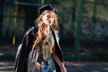 Güzel genç gelecek vaat eden model giyen portre siyah deri bere