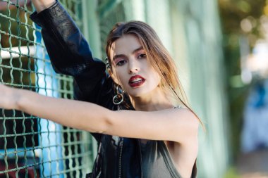 Haki gömlek ve deri ceket giyiyor moda trendy modeli