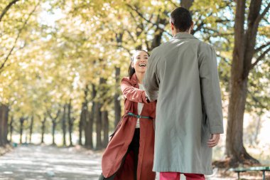 Neşeli genç insanlar harcama gün birlikte kapalı