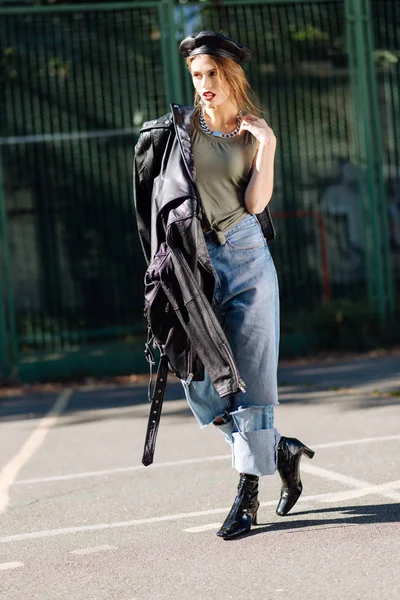 Stylové módní foto model na sobě pytlovité džíny a koženou bundu — Stock fotografie