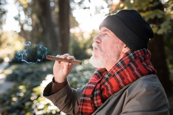 Niza anciano fumando un cigarro cubano — Foto de Stock