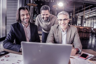 Olumlu mutlu ofis çalışanları iş konferans izlerken