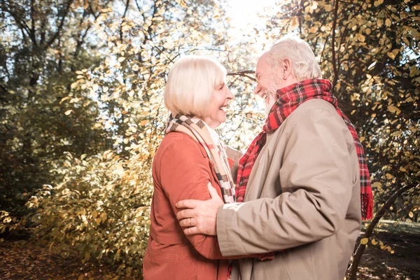 Glada lyckliga par njuta av tid med varandra — Stockfoto