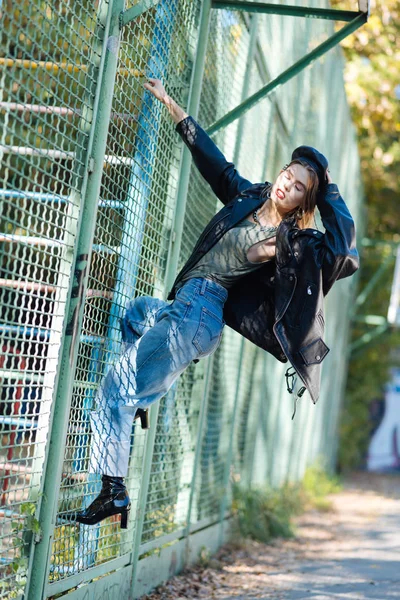 Mörkhårig fotomodell med fin naturlig makeup och ljusa läppar — Stockfoto