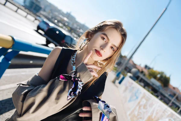 Hermosa modelo joven con tonos de ojos rosados trabajando con el fotógrafo —  Fotos de Stock