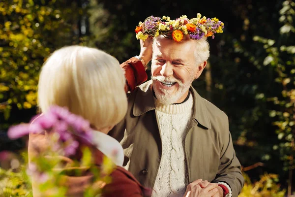 Счастливый хороший человек носит красивый цветочный венок — стоковое фото