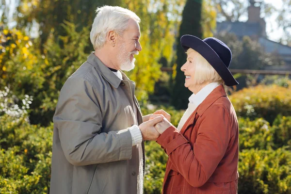 Любовь Милая Пожилая Пара Смотрящая Друг Друга Будучи Влюбленной — стоковое фото