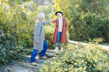 Hoş cesur adam karısına yardım eder