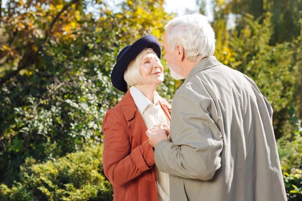 Positivo buen hombre besando a su amada esposa — Foto de Stock