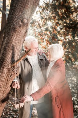 Mutlu çift romantik tarihlerine zevk