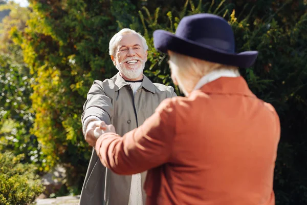 Radostnou pozitivní starší muž těší jeho čas — Stock fotografie