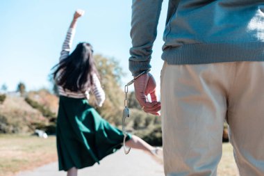 Aile içinde acı özgürlüğü sonra duygu genç kadın kişi