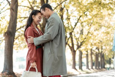 Neşeli yakışıklı esmer adam hoş iletişim zevk