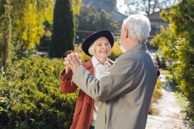 Neşeli mutlu çift birlikte bir dans performans