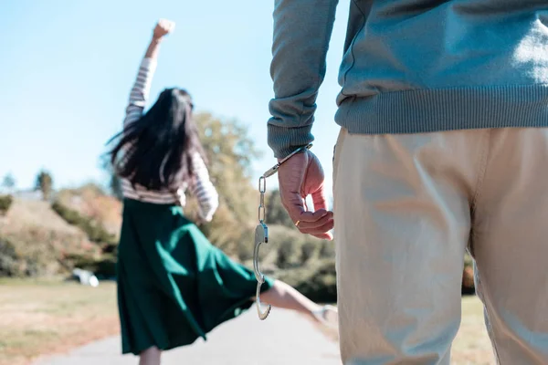 Jonge vrouwelijke persoon het gevoel van vrijheid na lijden in familie — Stockfoto