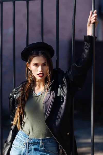 Chica joven con camisa caqui y chaqueta de cuero negro trabajando como modelo — Foto de Stock