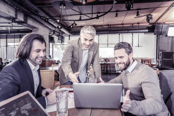 Hombres alegres discutiendo su futuro proyecto de negocio —  Fotos de Stock