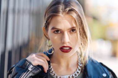 Genç umut verici en iyi model sokak stil dergisi için poz