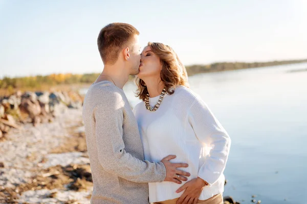 Jongeman, zoenen romanticly zijn zwangere vrouw — Stockfoto