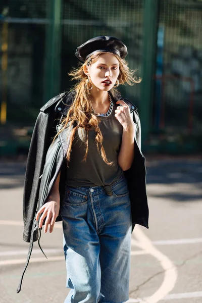 Draufsicht des Models mit Ledermütze, das für Herbstkleidung wirbt — Stockfoto