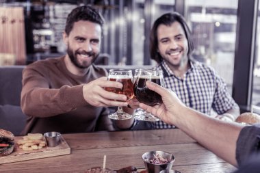 Yakışıklı genç sakallı adam arkadaş grubu iletişim