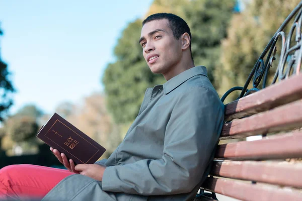 Persona masculina agradable teniendo descanso durante el paseo — Foto de Stock