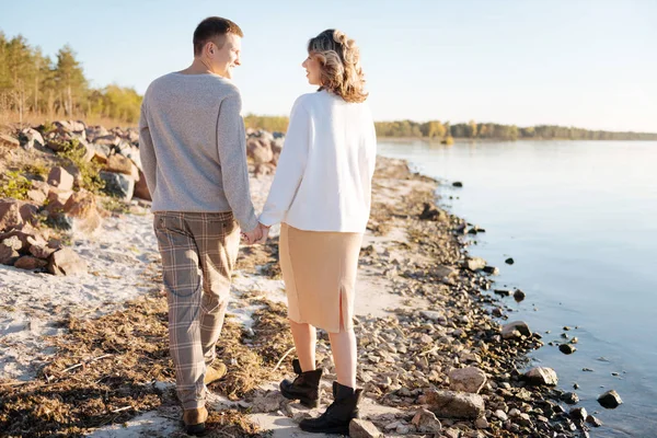 Fiatal pár, a folyó közelében romanticly séta — Stock Fotó