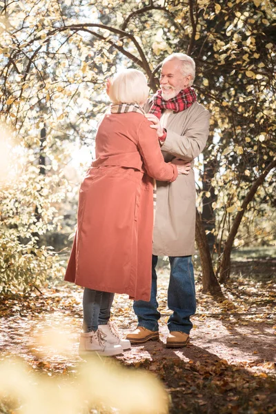 Höst Promenad Trevlig Glad Par Står Tillsammans Parken Samtidigt Höst — Stockfoto