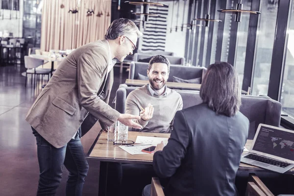 Joven alegre hablando con sus colegas — Foto de Stock