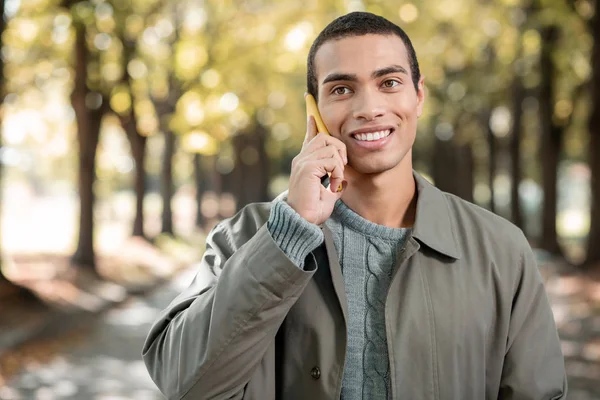 Belle personne masculine internationale ayant une conversation agréable — Photo