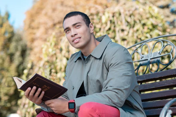 Homme rêveur assis sur le banc — Photo