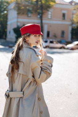 Şık model parlak kırmızı bere takan uzun siyah saçlı