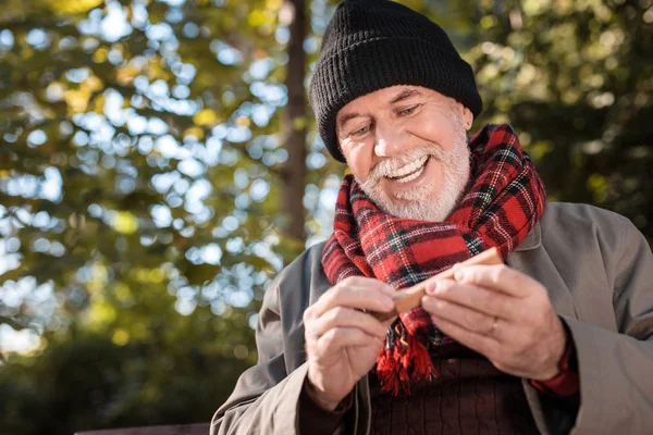 Vrolijk opgewonden man denken over de sigaar — Stockfoto